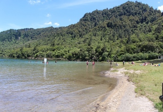 Lake Tikitapu at Beach (Main photo)